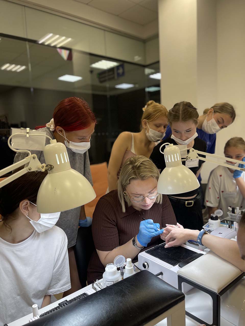 Преподаватель демонстрирует технику